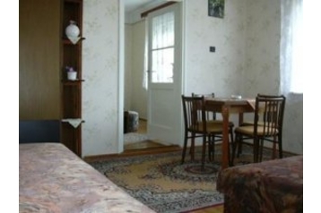 Ungheria Privát Parád, Interno